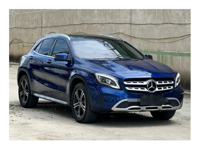 奔驰2018款GLA200一辆