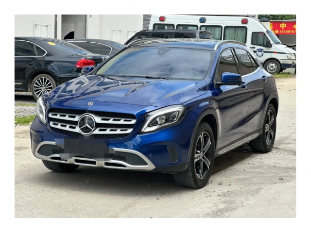 奔驰2018款GLA200一辆