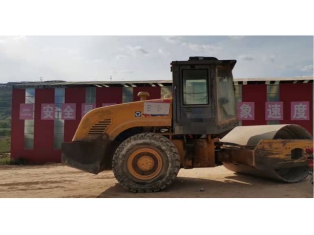 标的：压路机一台