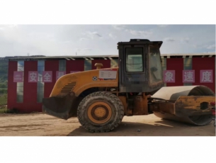 标的：压路机一台